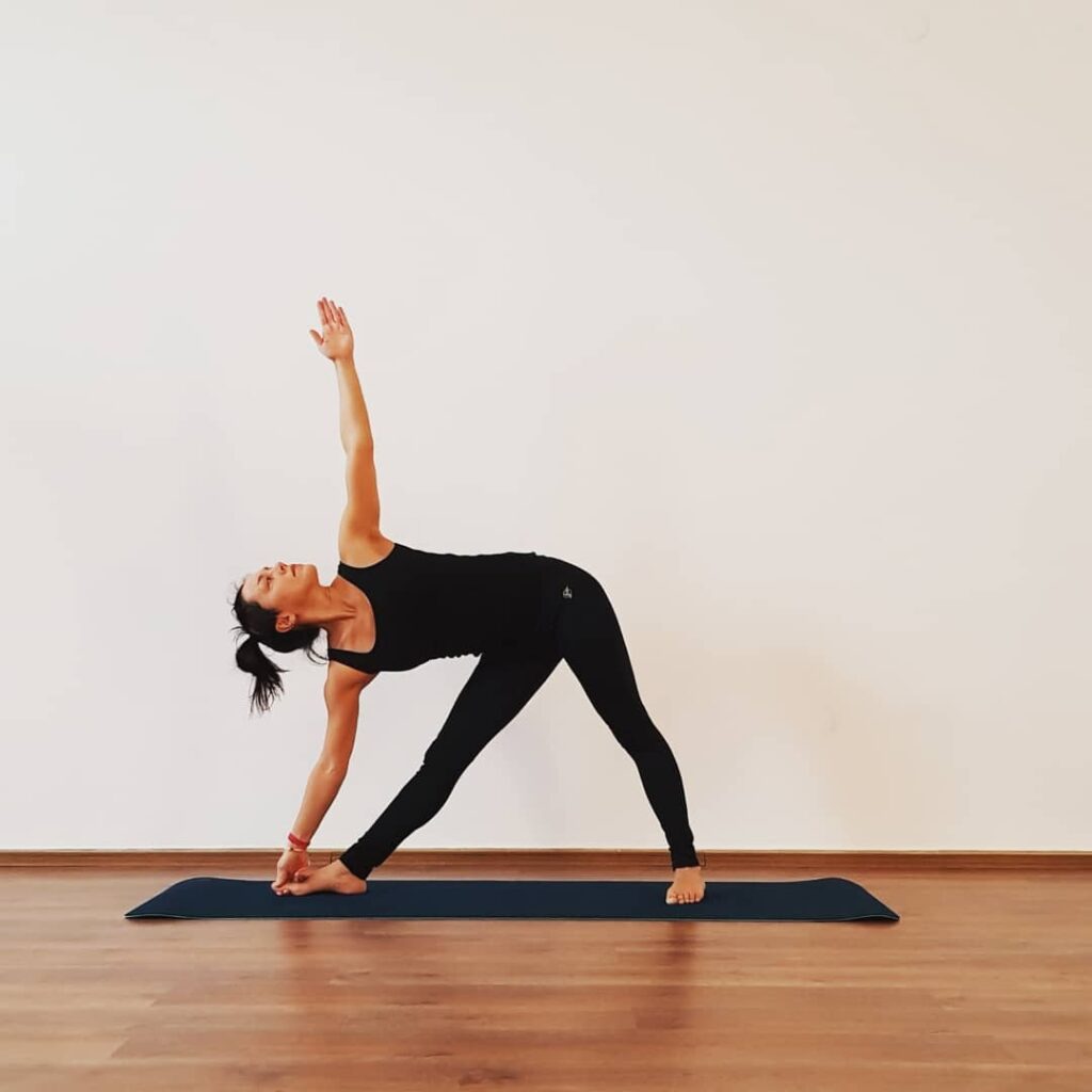 Utthita Trikonasana (Trikonasana or Triangle Pose) yoga – sharp muscle